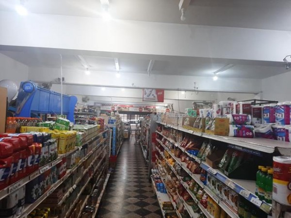 Local Comercial a la calle. Excelente ubicacion a 1 cuadra del Boulevard Charcas. 253mt2