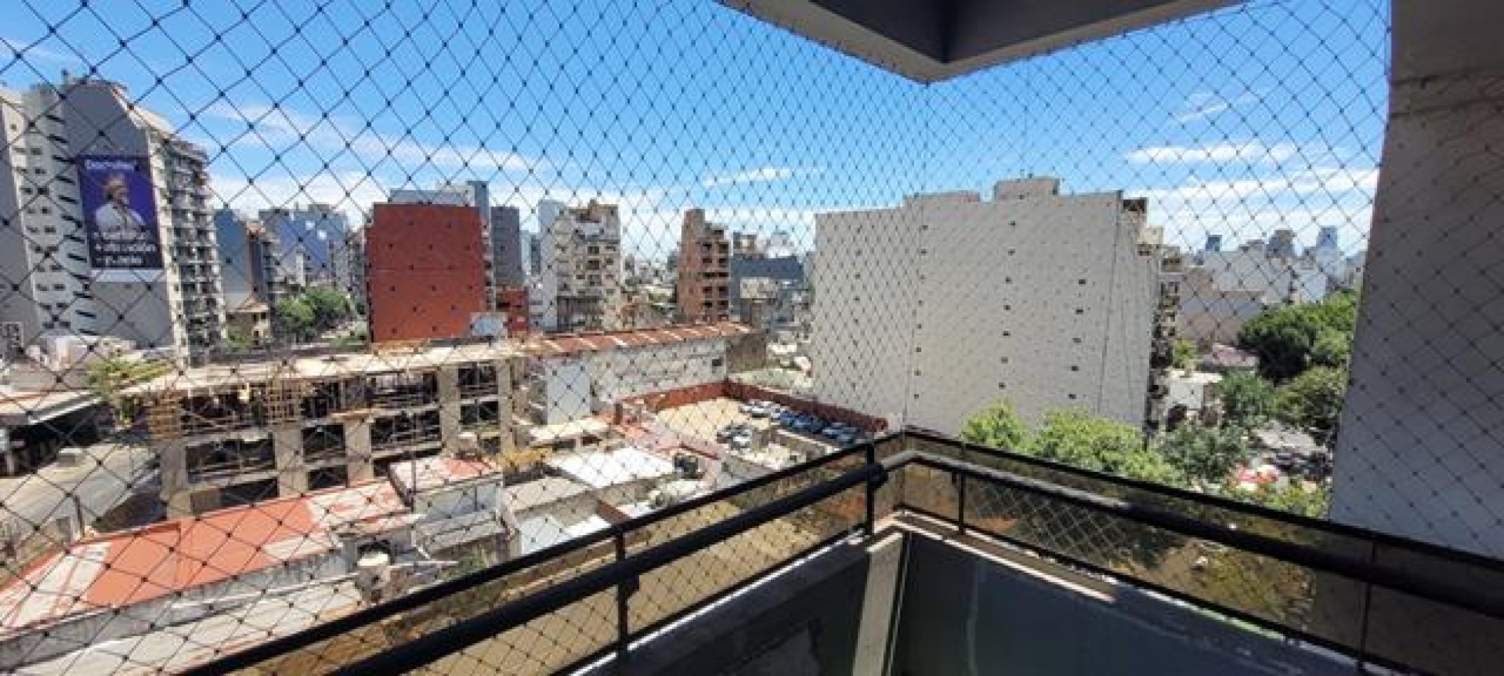 Palermo, 2 Ambientes, al frente con balcon.  Pileta, solarium, muy luminoso, impactane vista . 