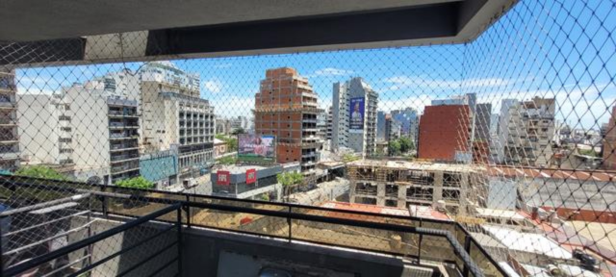 Palermo, 2 Ambientes, al frente con balcon.  Pileta, solarium, muy luminoso, impactane vista . 