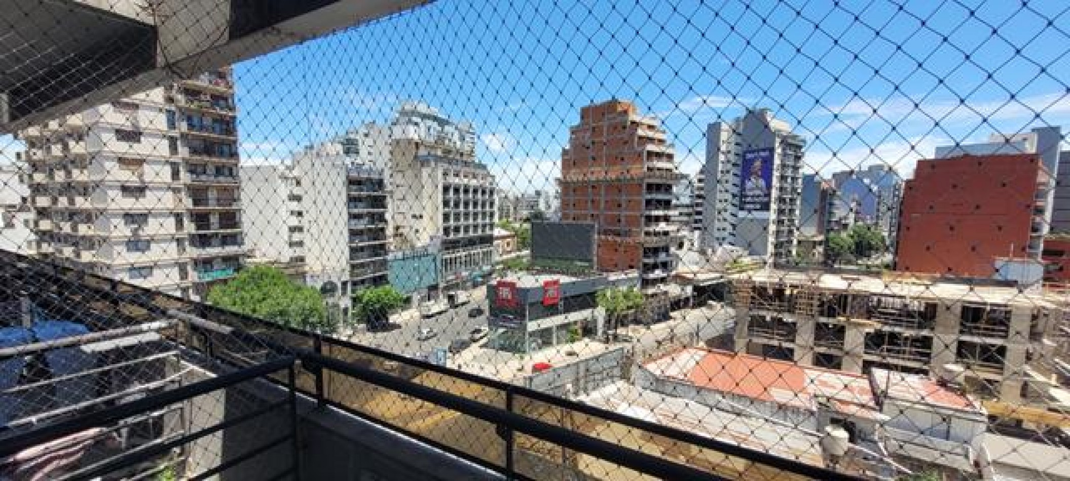 Palermo, 2 Ambientes, al frente con balcon.  Pileta, solarium, muy luminoso, impactane vista . 