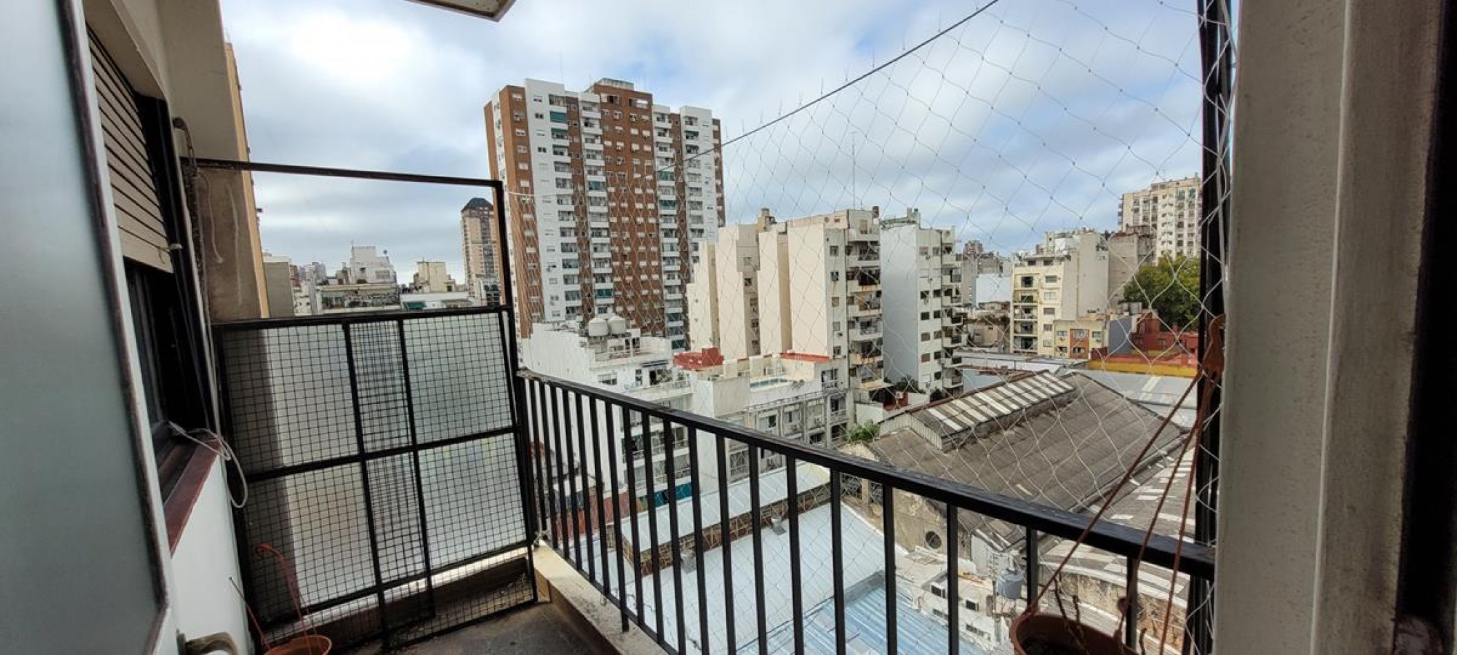 Almagro 2 Ambientes, Contrafrente con balcon, sobre Avenida Corrientes. MUY LUMINOSO