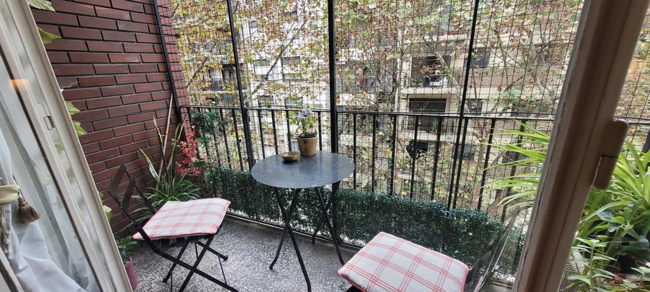 Palermo, 4 Ambientes al frente con balcon y dependencia. Excelente ubicacion, muy luminoso. IMPECABLE, SIN MUEBLES