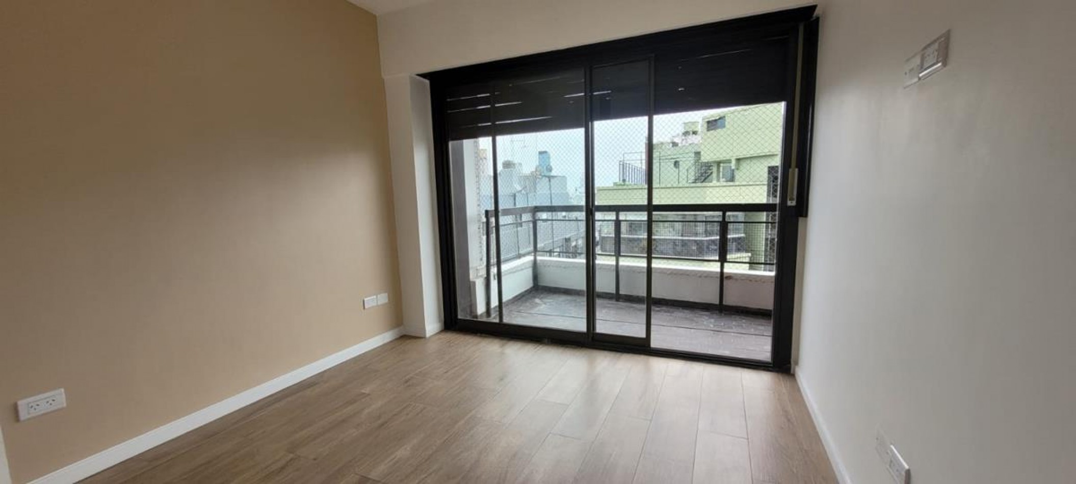 Palermo, 3 Ambientes. Espectacular dpto totalmente reciclado a nuevo, con cochera.  Frente. Muy luminoso. Balcon corrido. Excelente ubicacion. 