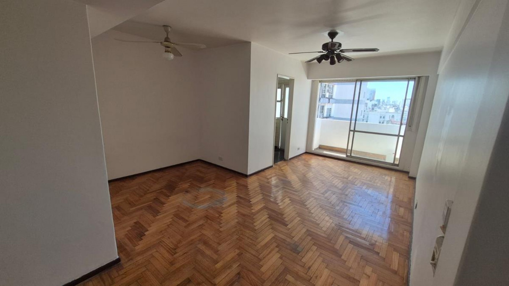 Once, 2 Ambientes, con cochera fija, contrafrente con balcon. MUY LUMINOSO. A mts. Av. Corrientes. Subte B - H