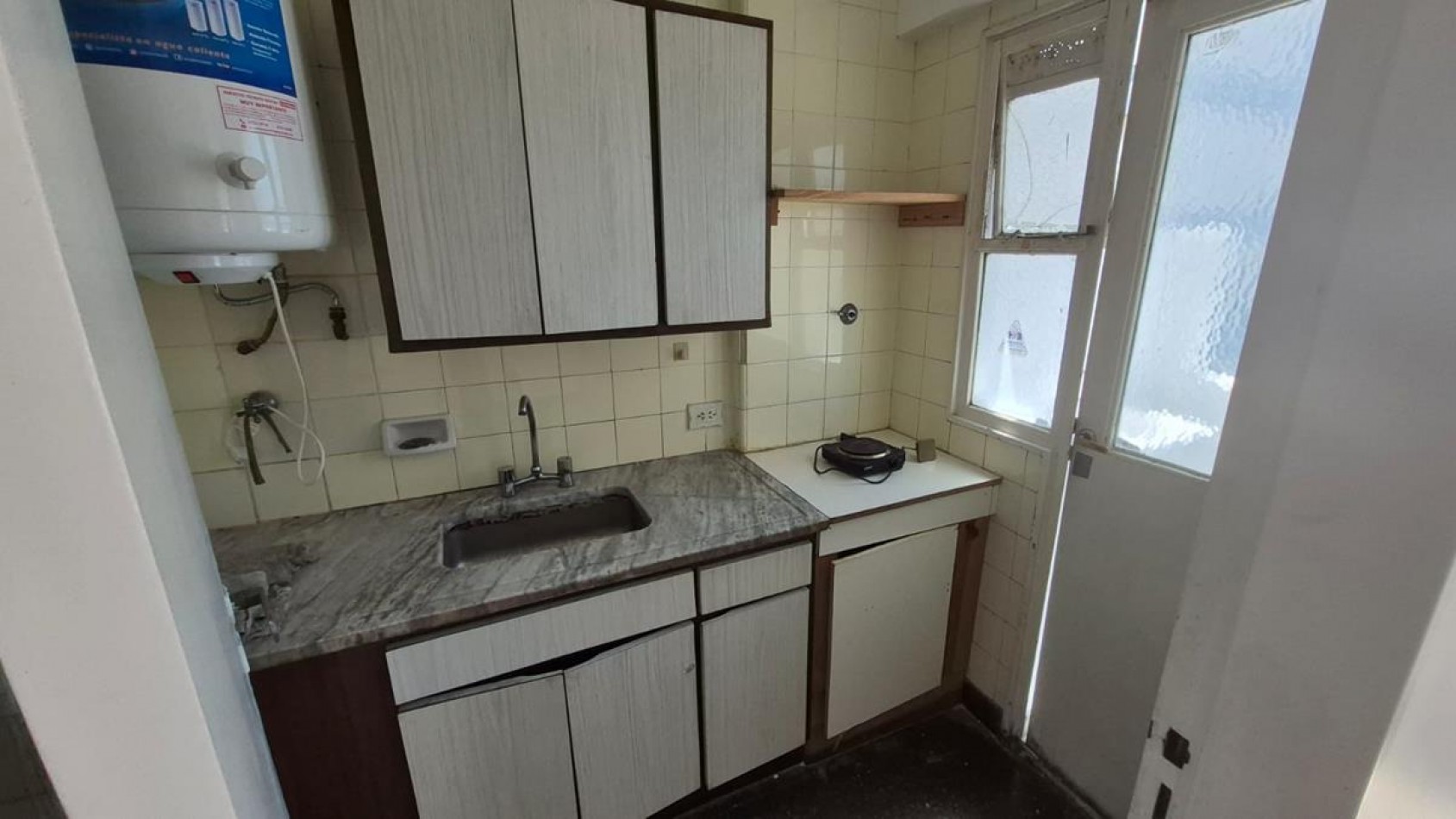 Once, 2 Ambientes, con cochera fija, contrafrente con balcon. MUY LUMINOSO. A mts. Av. Corrientes. Subte B - H