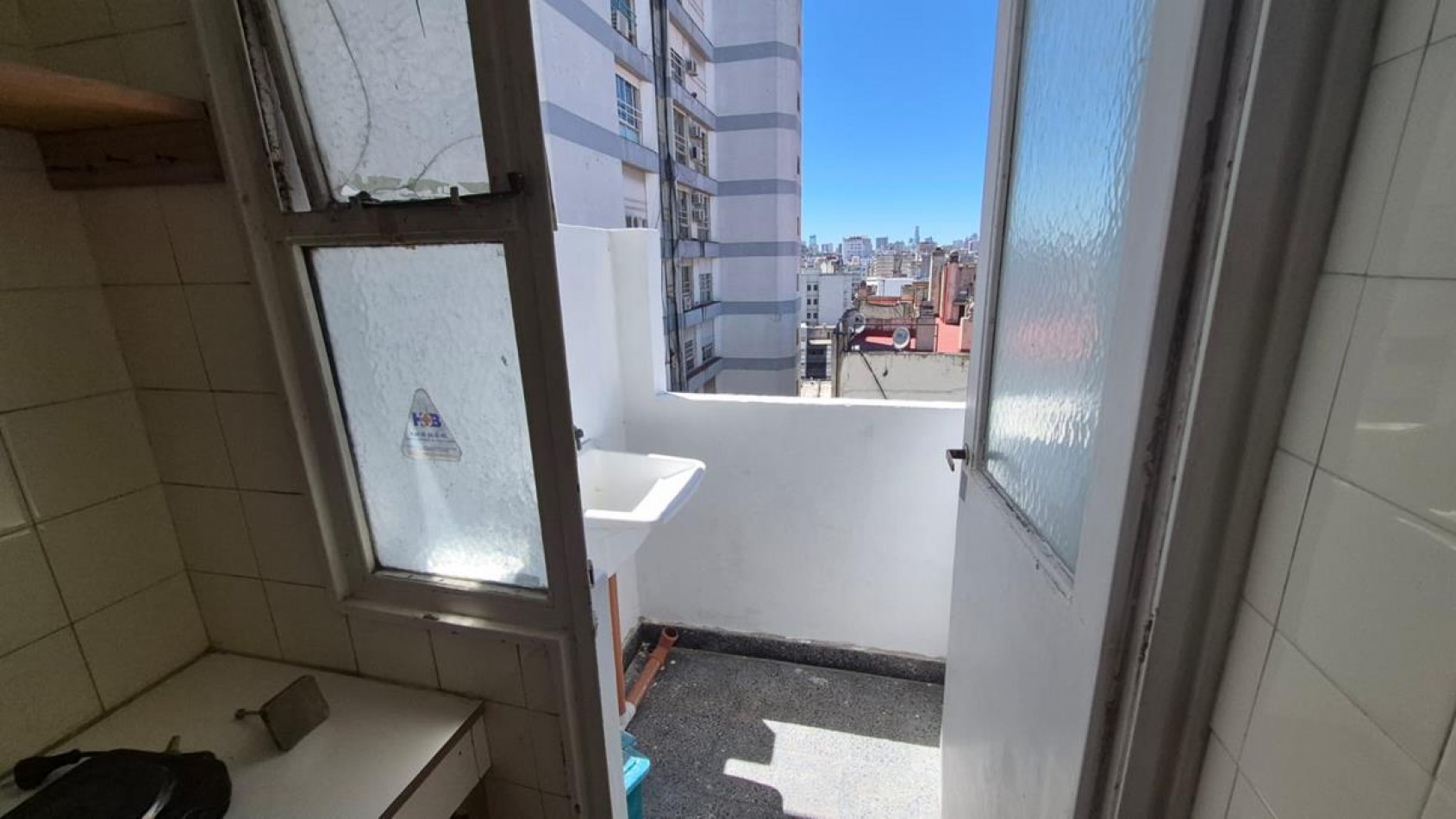 Once, 2 Ambientes, con cochera fija, contrafrente con balcon. MUY LUMINOSO. A mts. Av. Corrientes. Subte B - H