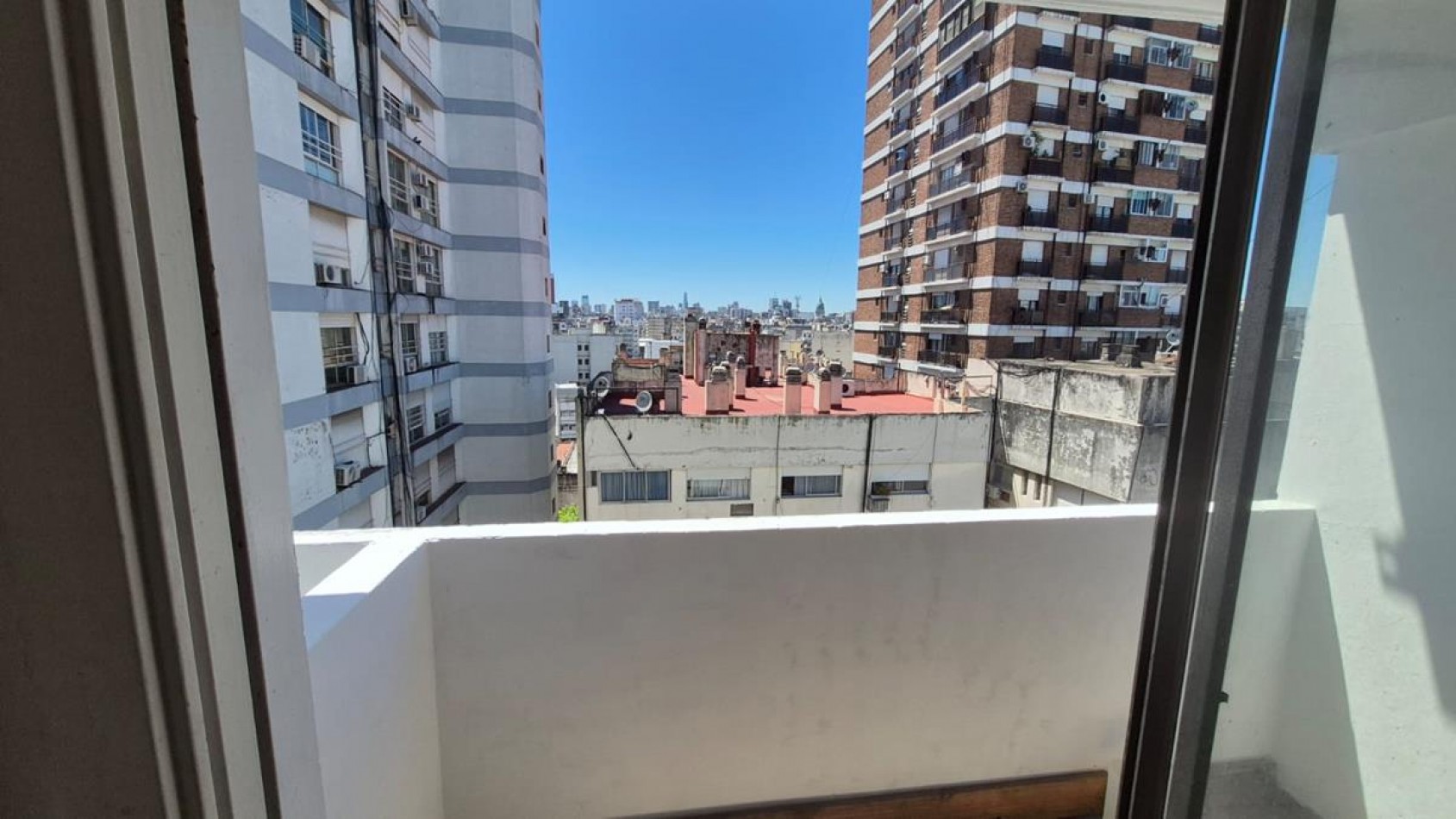 Once, 2 Ambientes, con cochera fija, contrafrente con balcon. MUY LUMINOSO. A mts. Av. Corrientes. Subte B - H