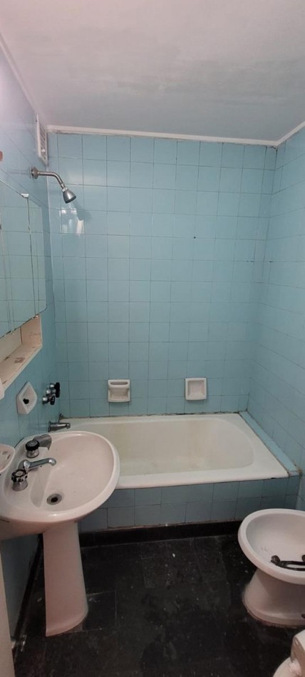 Once, 2 Ambientes, con cochera fija, contrafrente con balcon. MUY LUMINOSO. A mts. Av. Corrientes. Subte B - H