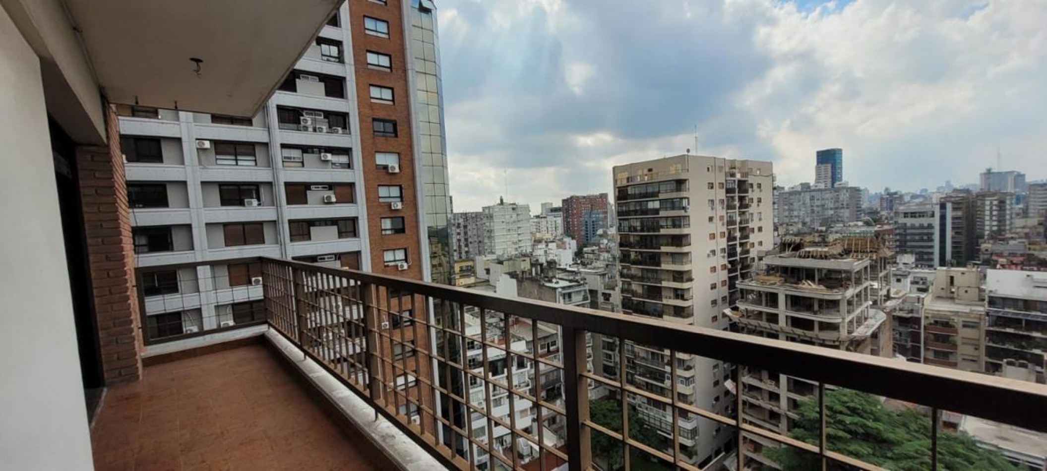 Palermo 4 Ambientes, contrafrente, dependencia de servicio,  con balcon corrido. Cochera fija. EXCELENTE. Muy buena ubicacion a mts Av. Santa Fe. Zona Jardin Botanico. MUY LUMINOSO