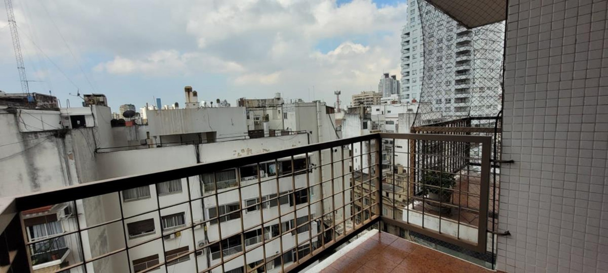 Palermo 4 Ambientes, contrafrente, dependencia de servicio,  con balcon corrido. Cochera fija. EXCELENTE. Muy buena ubicacion a mts Av. Santa Fe. Zona Jardin Botanico. MUY LUMINOSO