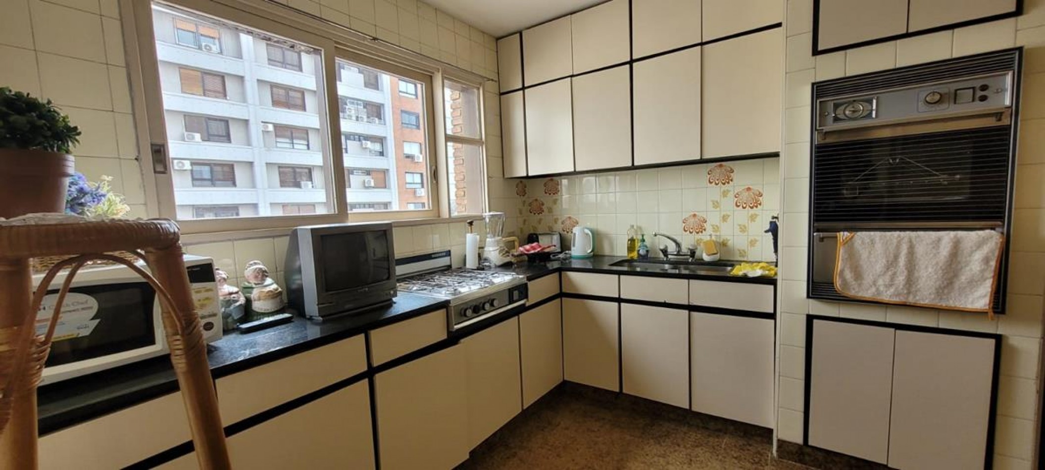 Palermo 4 Ambientes, contrafrente, dependencia de servicio,  con balcon corrido. Cochera fija. EXCELENTE. Muy buena ubicacion a mts Av. Santa Fe. Zona Jardin Botanico. MUY LUMINOSO