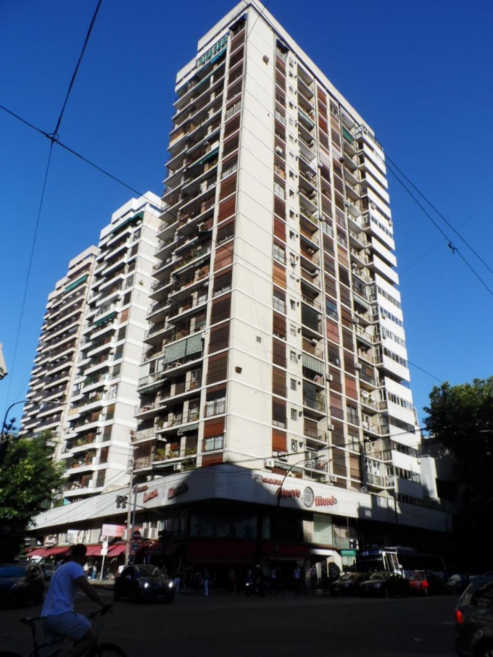 PALERMO, Depto. 3 Amb. al frente, 60 mt2.MUY BUENA UBICACION.  Av. Santa Fe y Av. R. S. Ortiz. CON COCHERA. EXCELENTE OPORTUNIDAD.