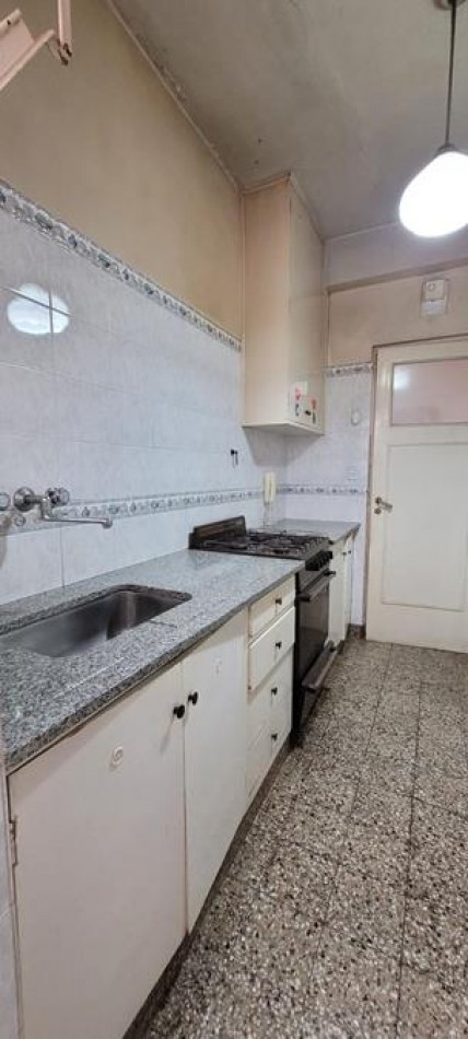 Palermo 4 Ambientes al Frente, con balcon. MUY LUMINOSO. Muy buena ubicacion a 2 cuadras Alto Palermo, a 1 cuadra estacion subte linea D y 2 cuadras plaza Guadalupe.