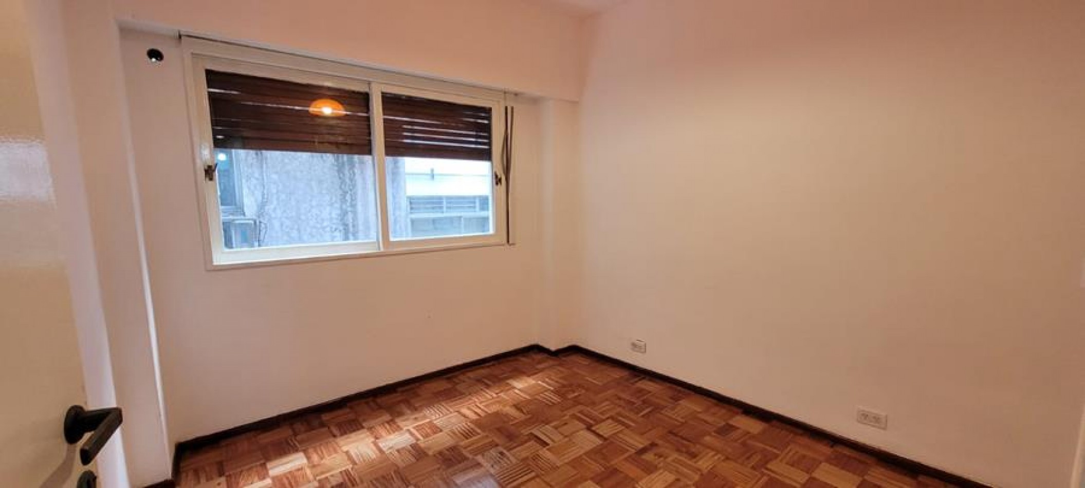 Boedo, 2 Ambientes, Lateral. Se ubica muy proxima a la mitica esquina de San Juan y Boedo, cerca de muchos comercios, colectivos,  estacion  subte de la linea  E  Boedo.