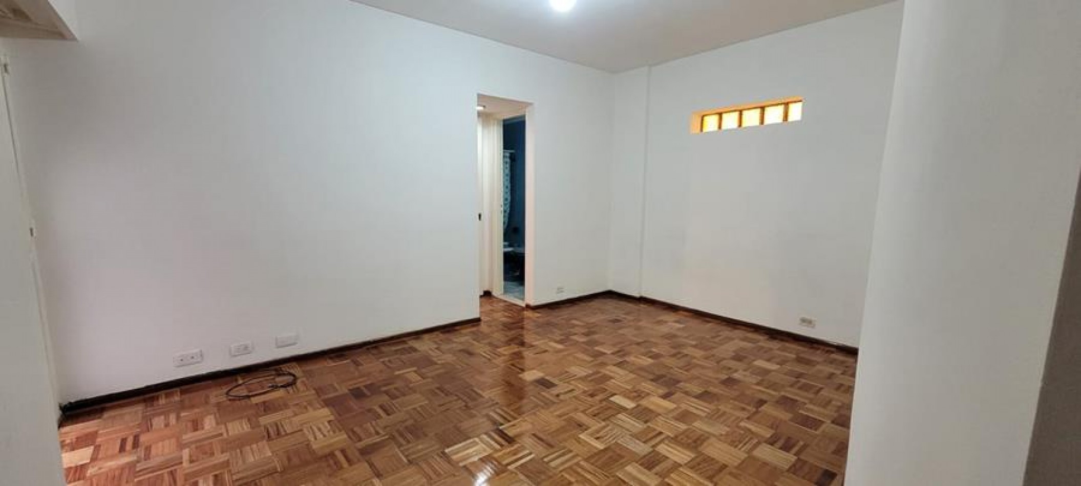 Boedo, 2 Ambientes, Lateral. Se ubica muy proxima a la mitica esquina de San Juan y Boedo, cerca de muchos comercios, colectivos,  estacion  subte de la linea  E  Boedo.