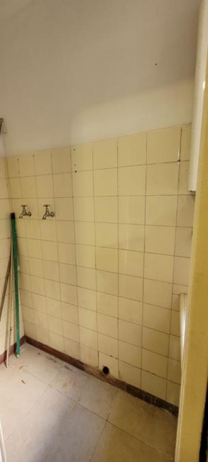 Boedo, 2 Ambientes, Lateral. Se ubica muy proxima a la mitica esquina de San Juan y Boedo, cerca de muchos comercios, colectivos,  estacion  subte de la linea  E  Boedo.