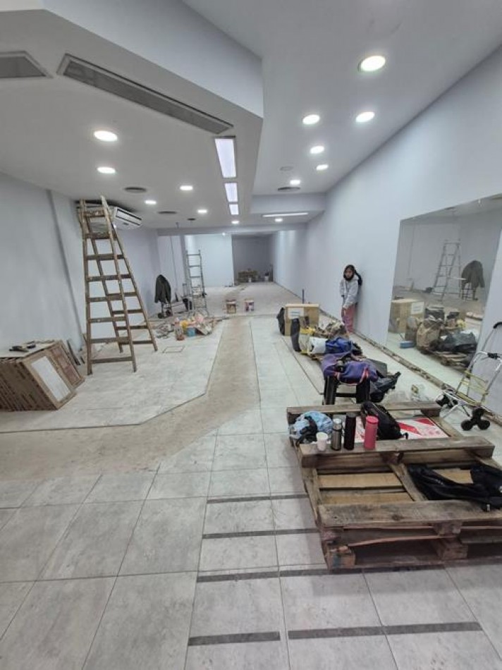 Chacarita, EXCELENTE LOCAL COMERCIAL. Frente. A 1 cuadra Estacion Chacarita, plaza Los Andes, a mts. Movistar Arena