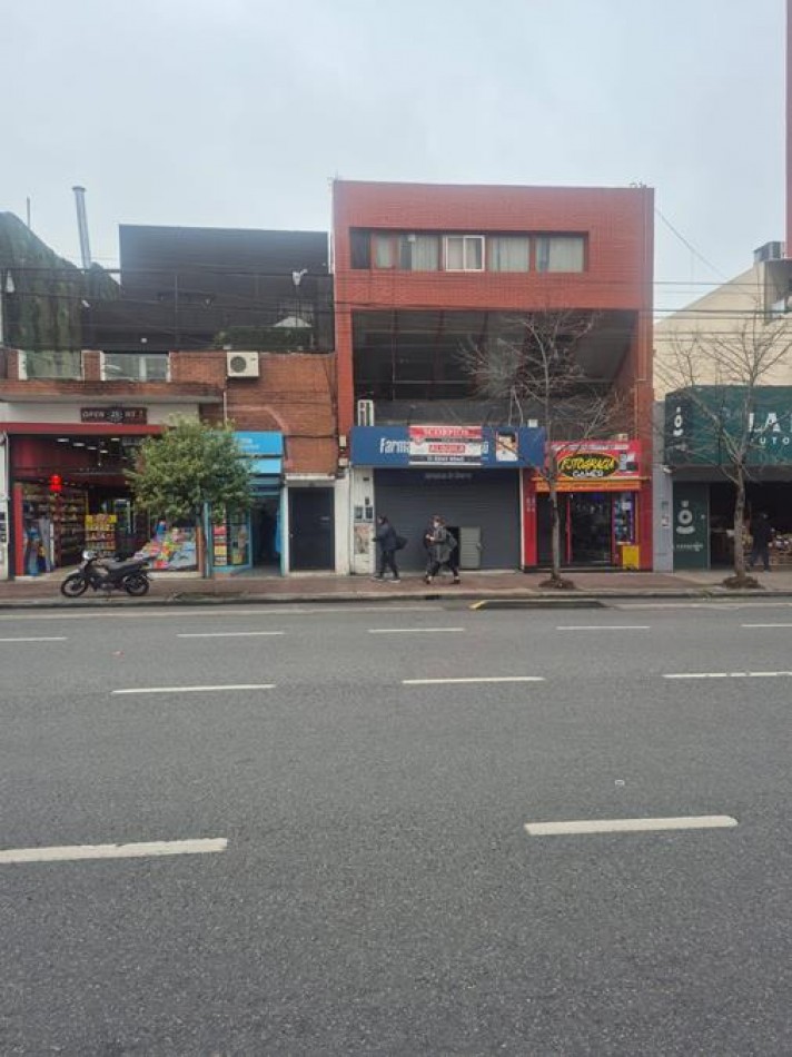 Chacarita, EXCELENTE LOCAL COMERCIAL. Frente. A 1 cuadra Estacion Chacarita, plaza Los Andes, a mts. Movistar Arena