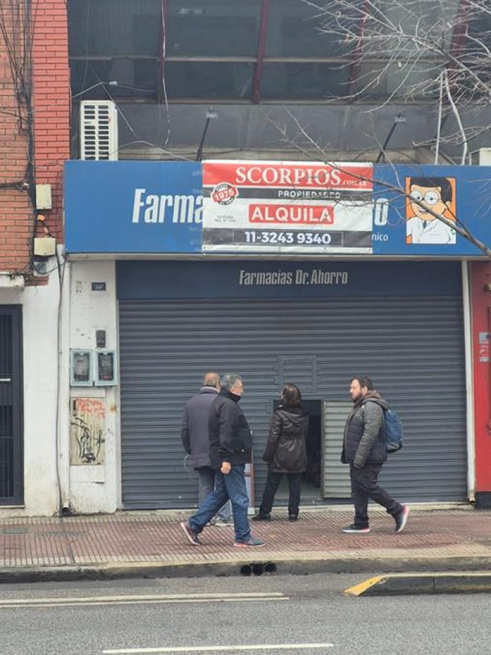 Chacarita, EXCELENTE LOCAL COMERCIAL. Frente. A 1 cuadra Estacion Chacarita, plaza Los Andes, a mts. Movistar Arena
