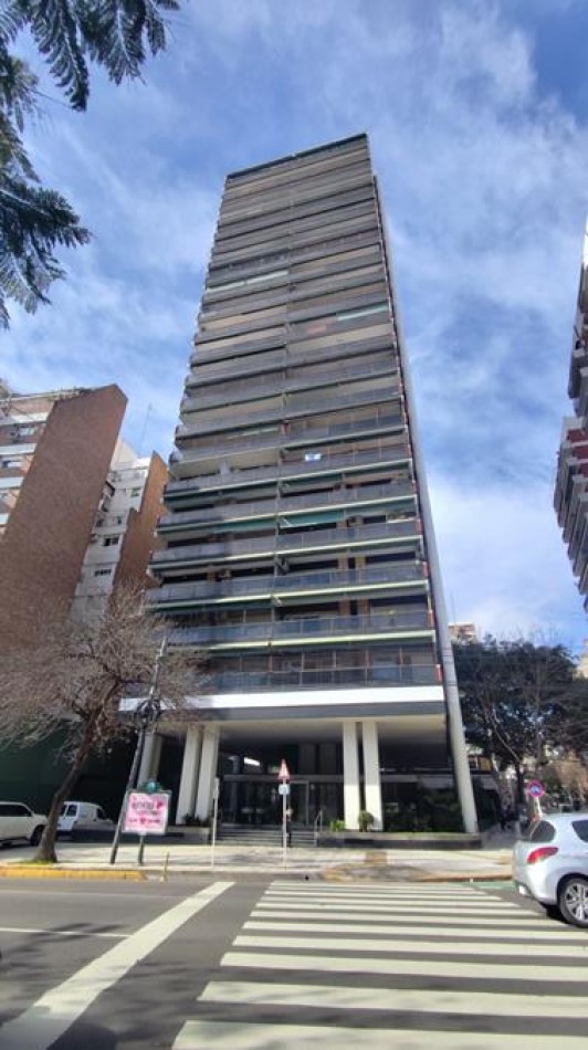 Recoleta, 4 ambientes con dependencia, balcon corrido al Frente- cochera fija- EXCLENTE UBICACION SOBRE AV. CNEL DIAZ. 