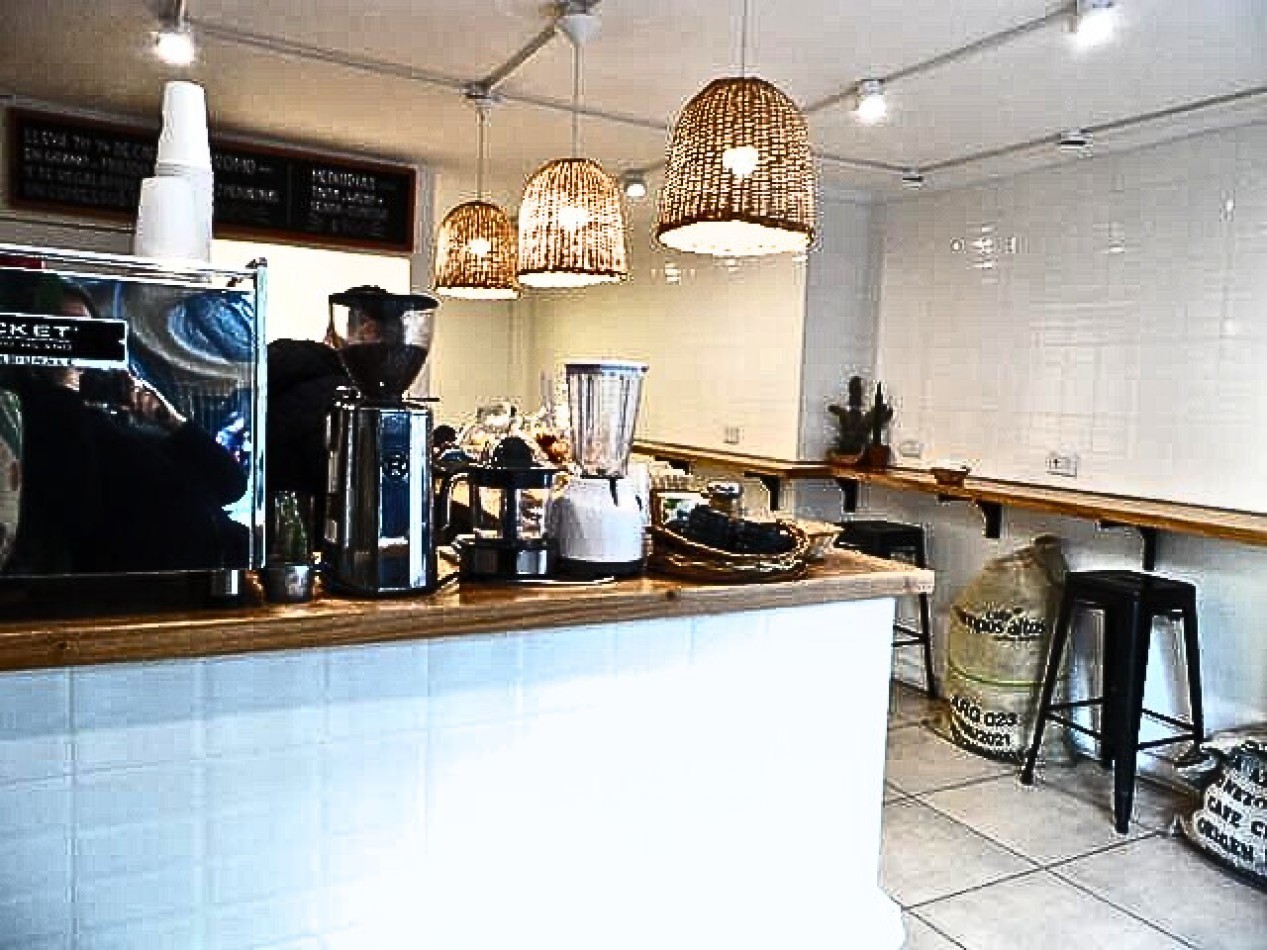 BARRIO NORTE, local a la calle. 72 mt2. M. T. de Alvear y Uriburu