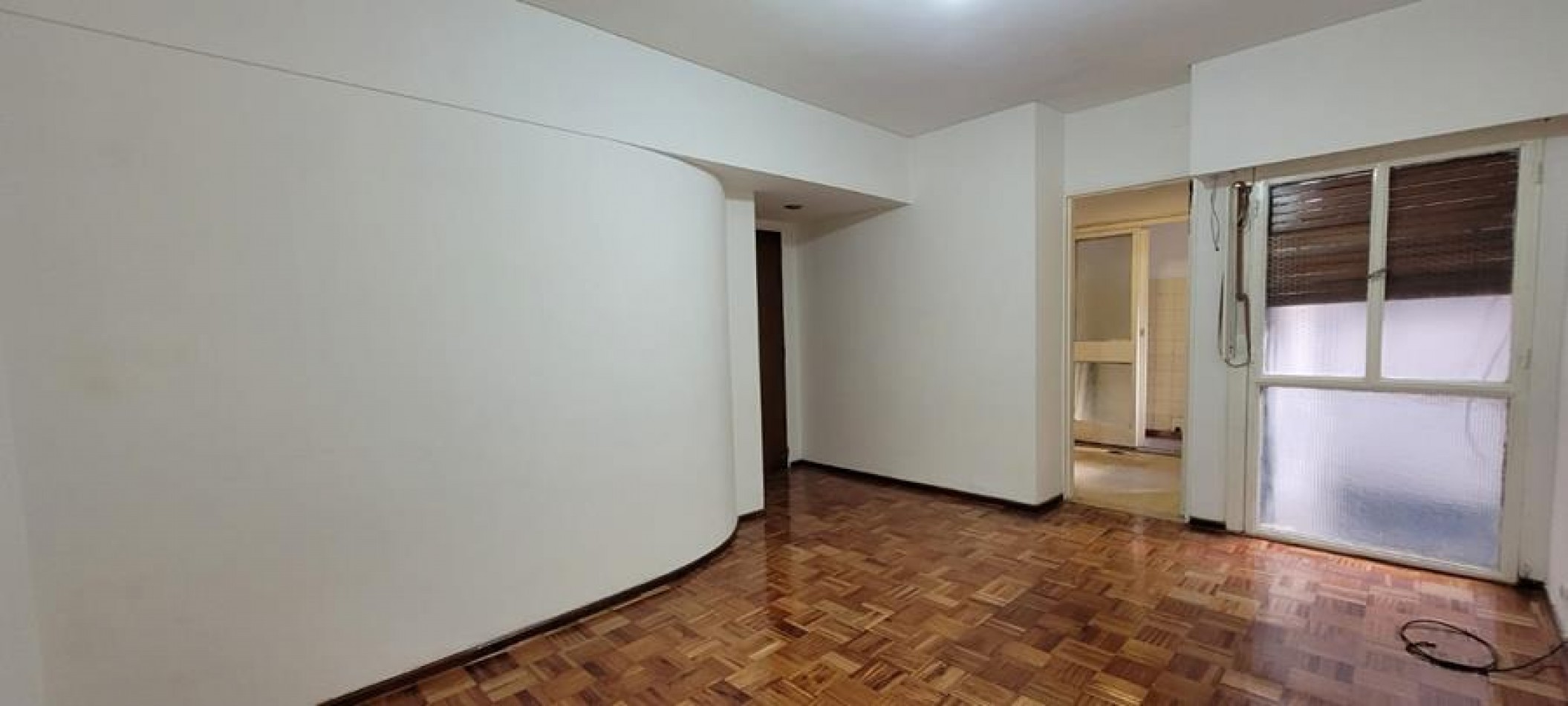 Boedo, 2 Ambientes, Lateral. Se ubica muy proxima a la mitica esquina de San Juan y Boedo, cerca de muchos comercios, colectivos, estacion subte de la linea E Boedo.