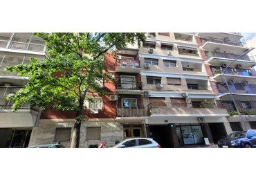 BELGRANO, 3 Ambientes por escalera, con balcon al frente, muy luminoso. Impecable