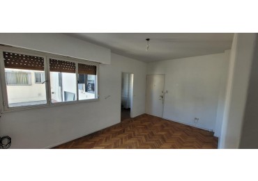 Caballito, 2 Ambientes lateral sobre Av. Rivadavia y zona Av. La Plata. IMPECABLE