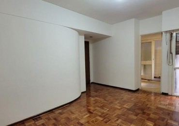 Boedo, 2 Ambientes, Lateral. Se ubica muy proxima a la mitica esquina de San Juan y Boedo, cerca de muchos comercios, colectivos,  estacion  subte de la linea  E  Boedo.